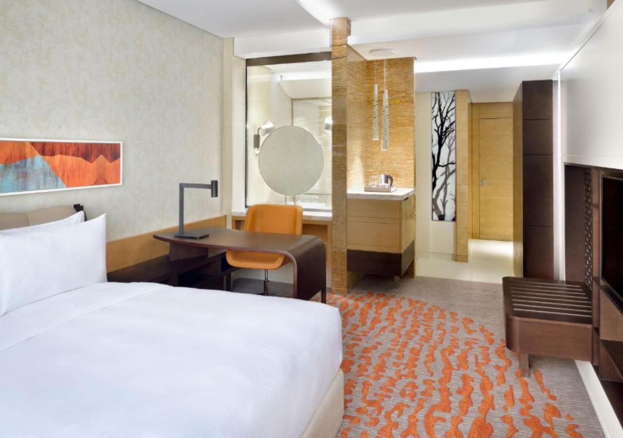 คราวน์ พลาซา ดูไบ มารีนา Hotel ภายนอก รูปภาพ A room at the hotel