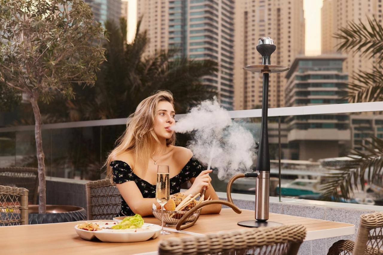 คราวน์ พลาซา ดูไบ มารีนา Hotel ภายนอก รูปภาพ A woman smoking a hookah
