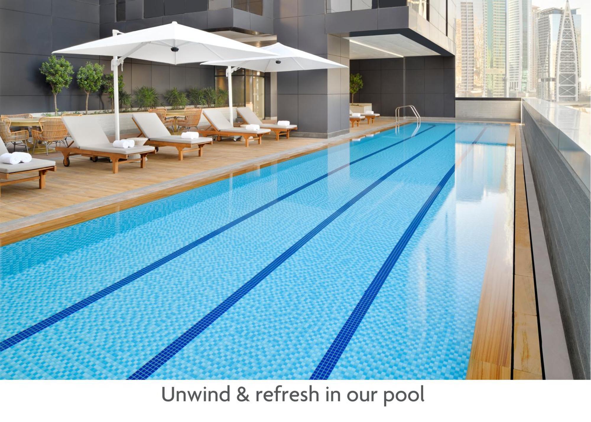 คราวน์ พลาซา ดูไบ มารีนา Hotel ภายนอก รูปภาพ The pool at the hotel