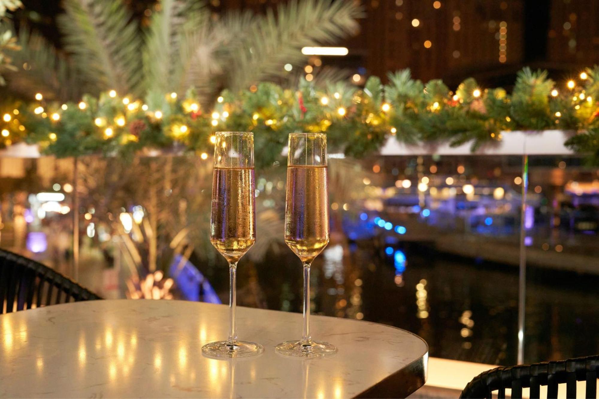 คราวน์ พลาซา ดูไบ มารีนา Hotel ภายนอก รูปภาพ Champagne flutes