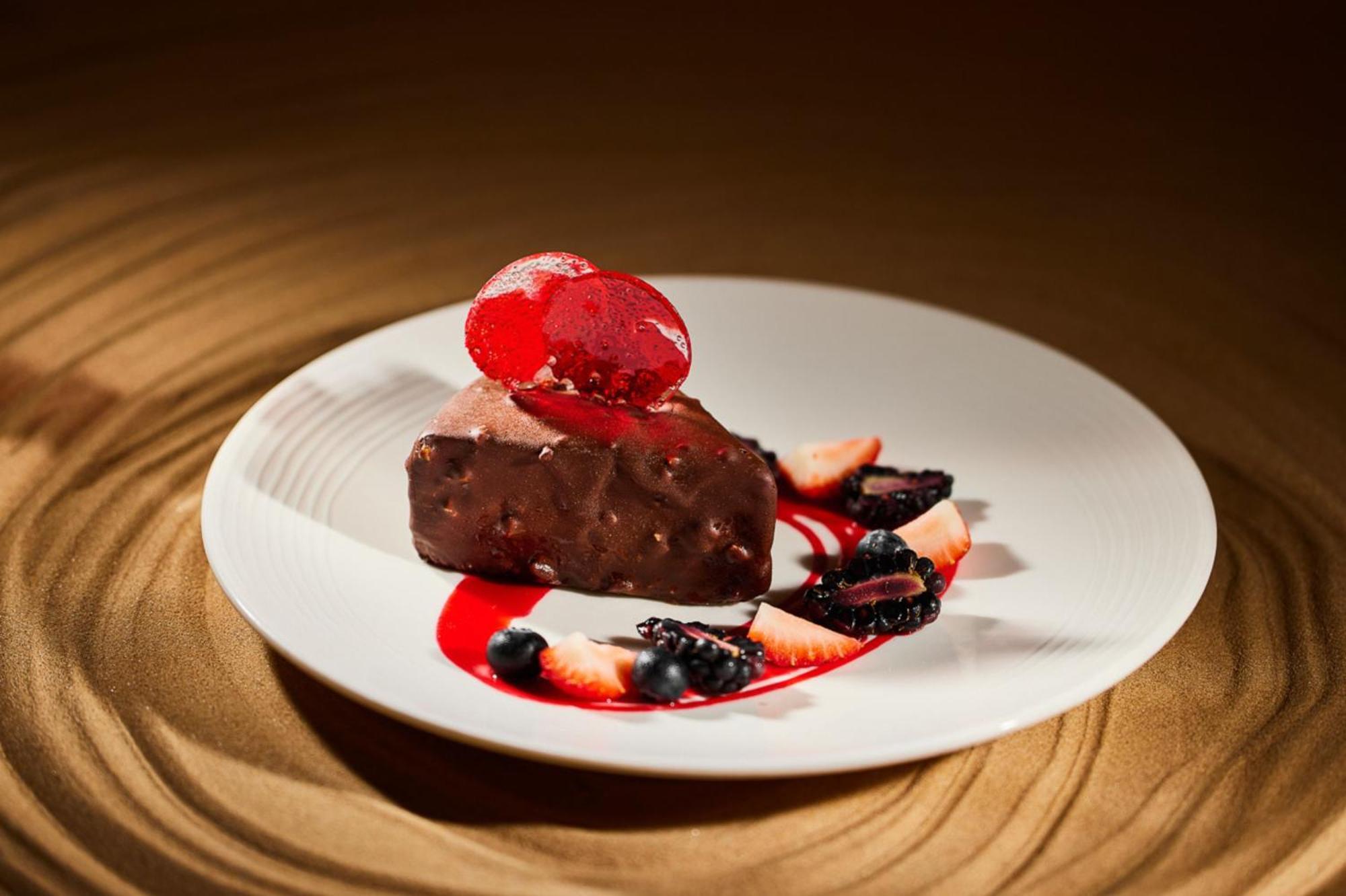 คราวน์ พลาซา ดูไบ มารีนา Hotel ภายนอก รูปภาพ A chocolate dessert