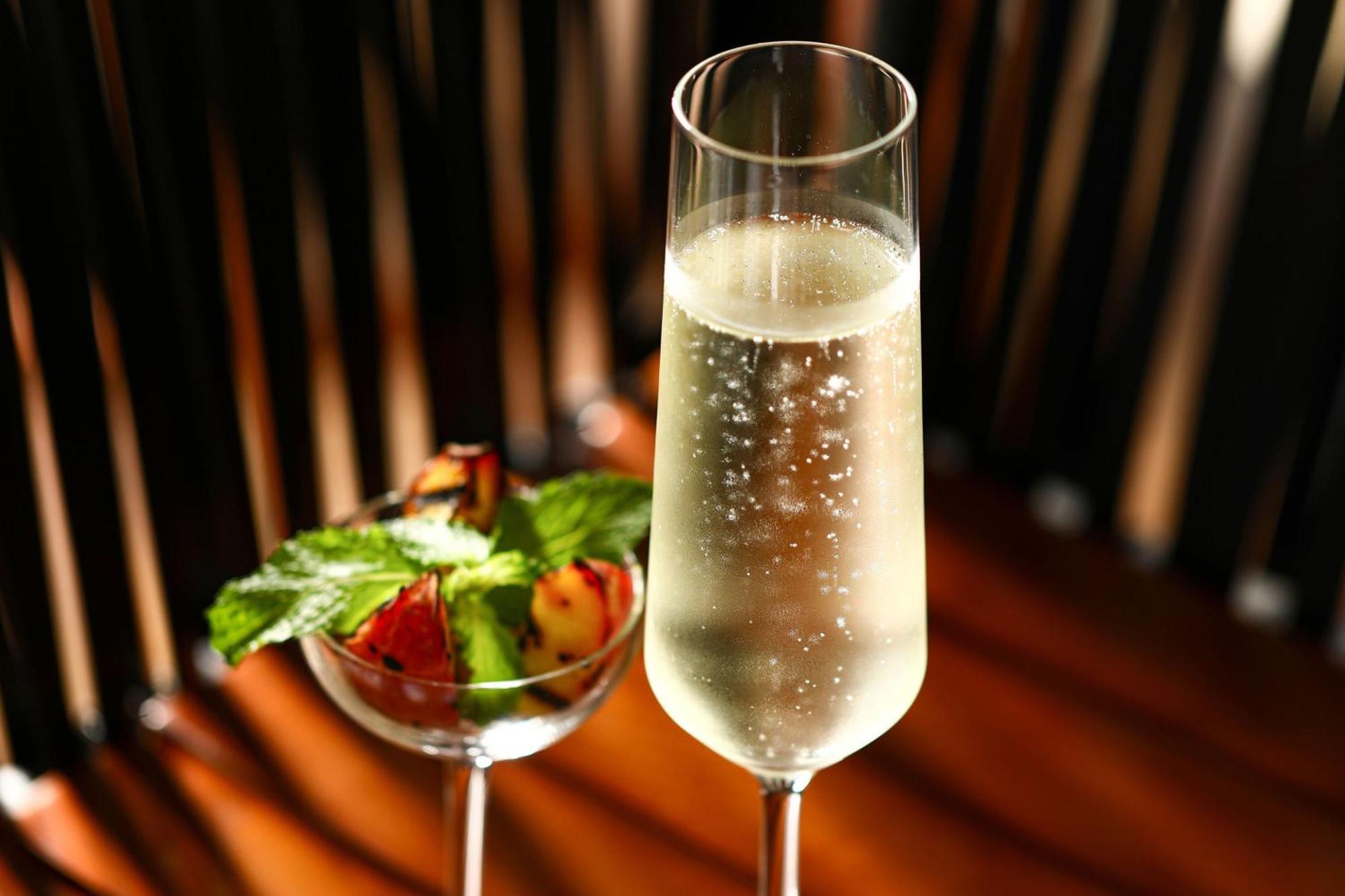 คราวน์ พลาซา ดูไบ มารีนา Hotel ภายนอก รูปภาพ A glass of sparkling wine