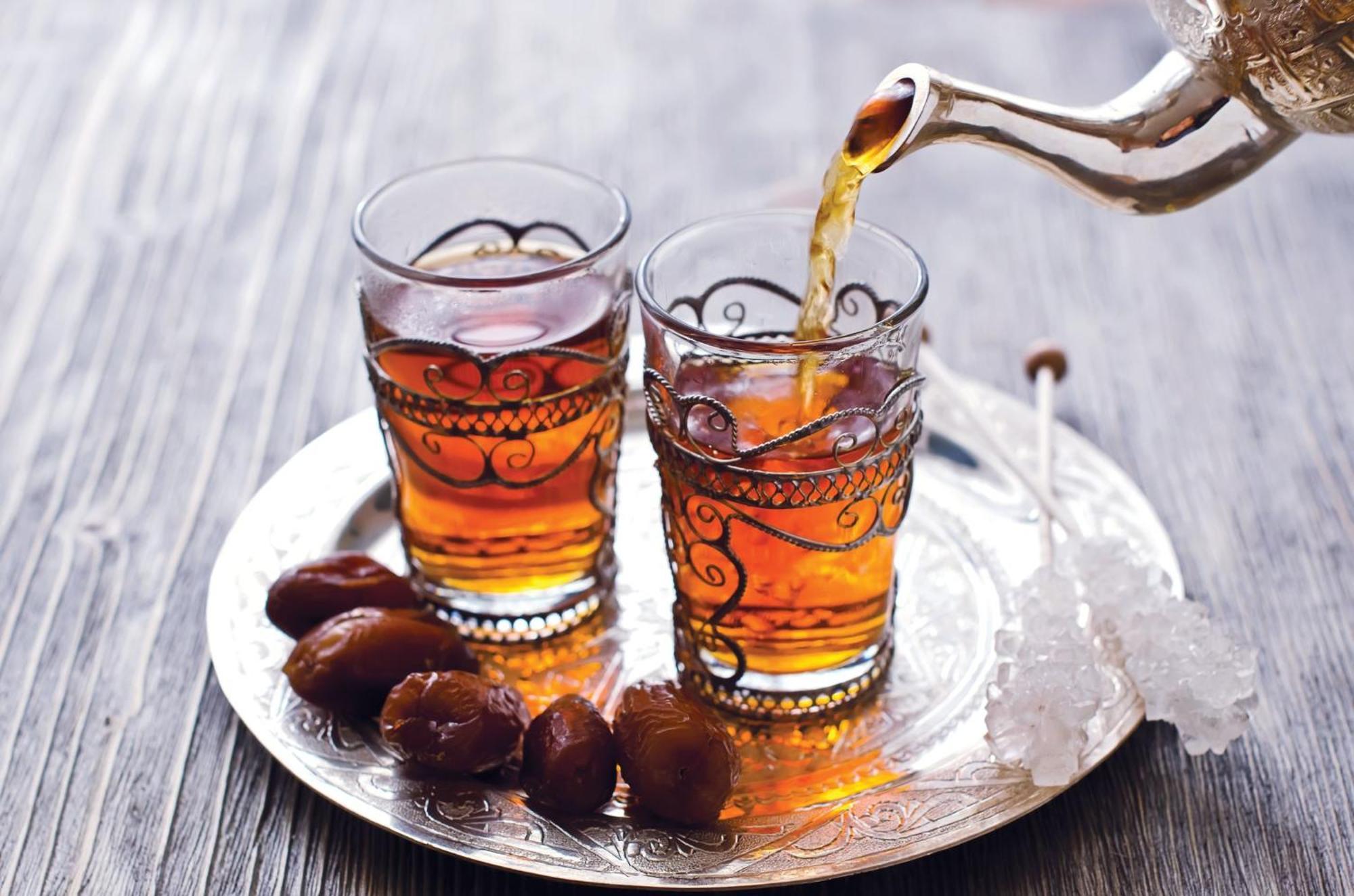 คราวน์ พลาซา ดูไบ มารีนา Hotel ภายนอก รูปภาพ Tea being poured into glasses
