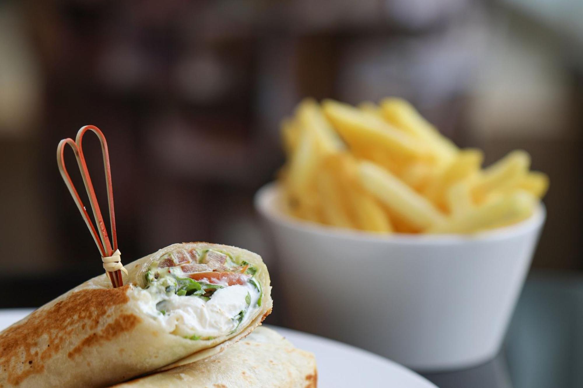 คราวน์ พลาซา ดูไบ มารีนา Hotel ภายนอก รูปภาพ A wrap with chips