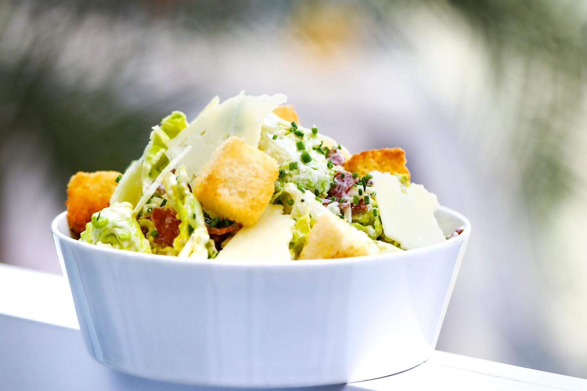 คราวน์ พลาซา ดูไบ มารีนา Hotel ภายนอก รูปภาพ Caesar salad