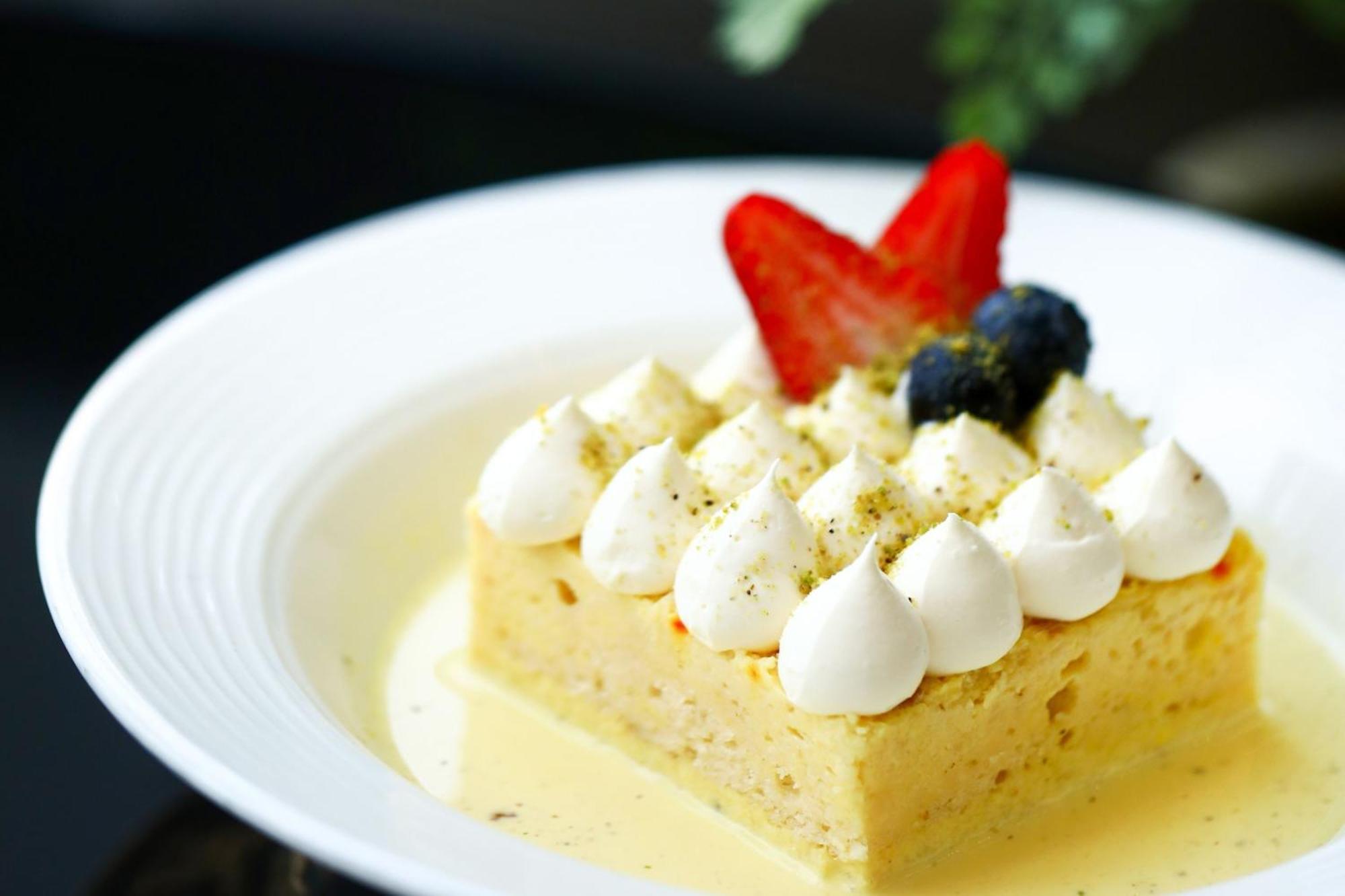 คราวน์ พลาซา ดูไบ มารีนา Hotel ภายนอก รูปภาพ A piece of basbousa with cream