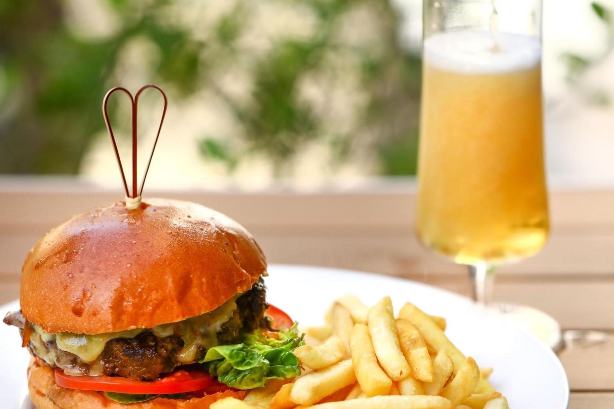 คราวน์ พลาซา ดูไบ มารีนา Hotel ภายนอก รูปภาพ A hamburger and chips