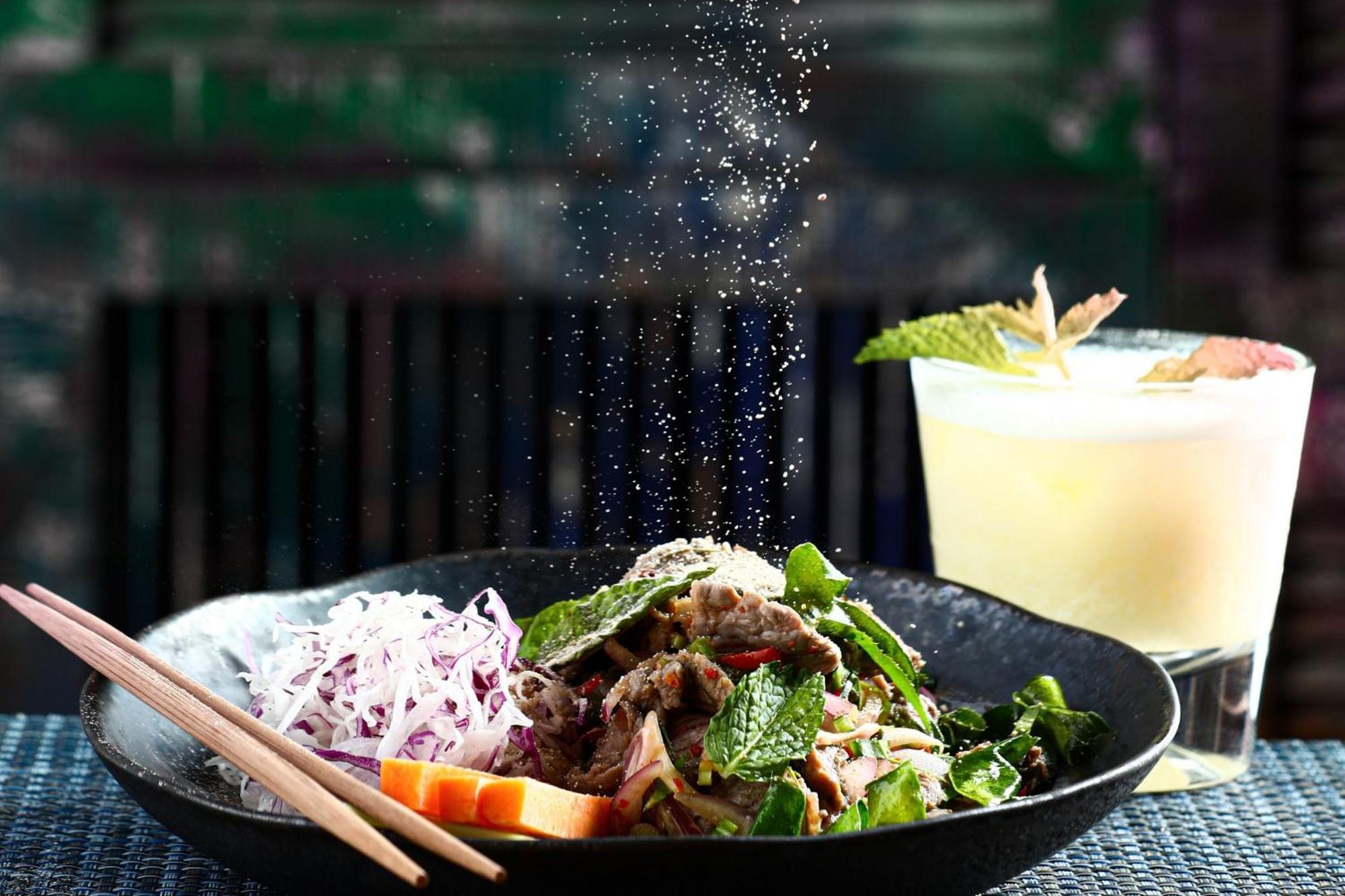 คราวน์ พลาซา ดูไบ มารีนา Hotel ภายนอก รูปภาพ A salad being sprinkled with salt