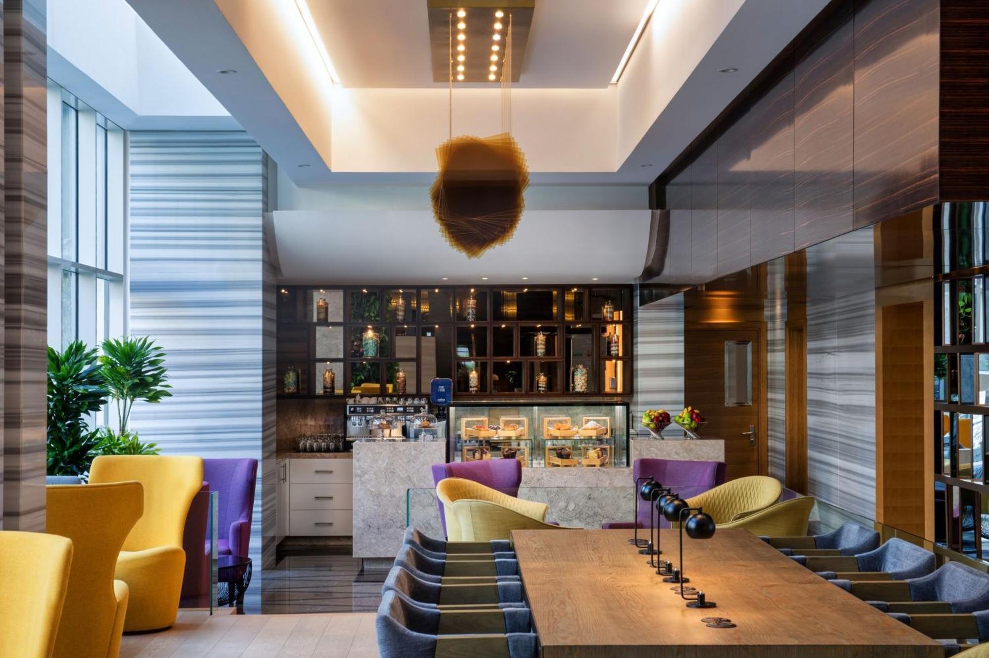 คราวน์ พลาซา ดูไบ มารีนา Hotel ภายนอก รูปภาพ The lounge at the airport
