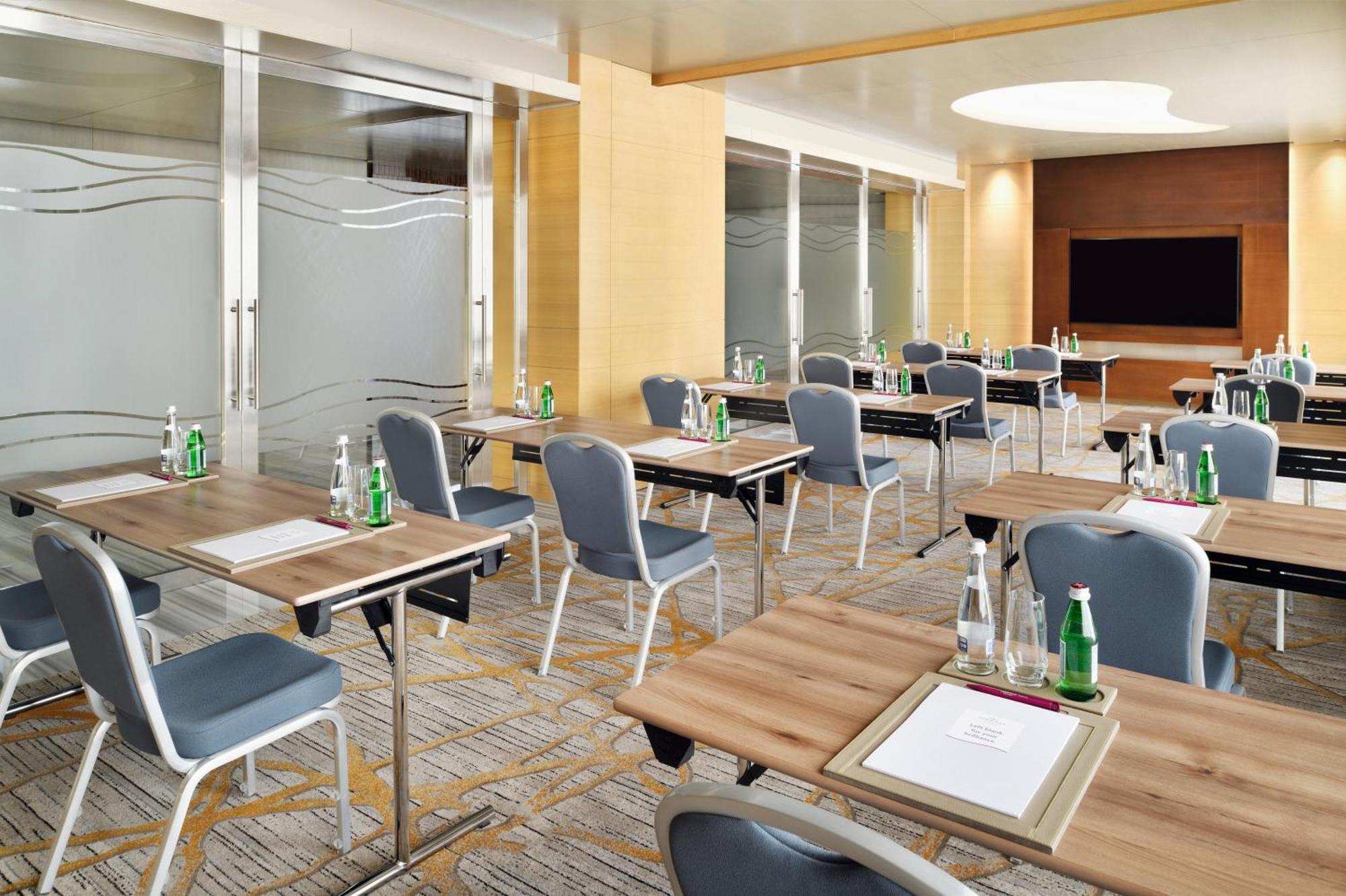 คราวน์ พลาซา ดูไบ มารีนา Hotel ภายนอก รูปภาพ Meeting room