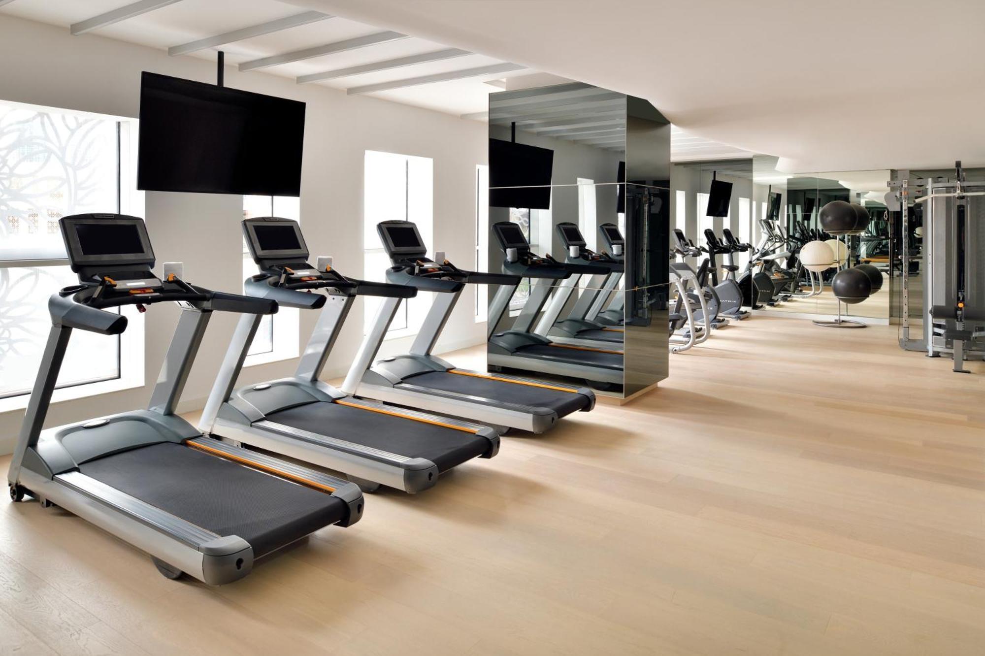 คราวน์ พลาซา ดูไบ มารีนา Hotel ภายนอก รูปภาพ The gym at The Dorchester