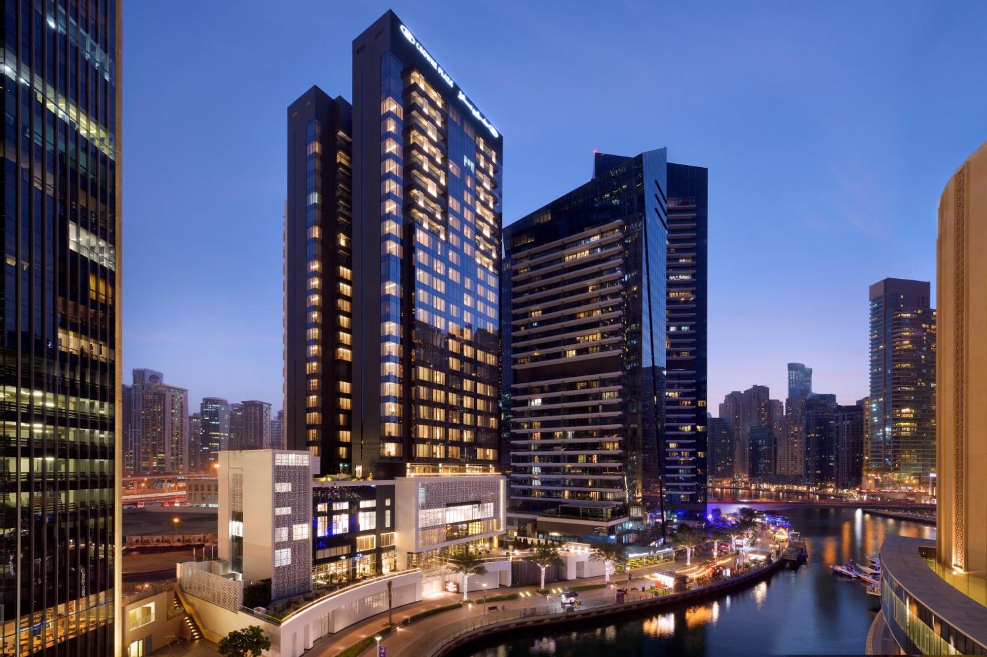 คราวน์ พลาซา ดูไบ มารีนา Hotel ภายนอก รูปภาพ The hotel at night