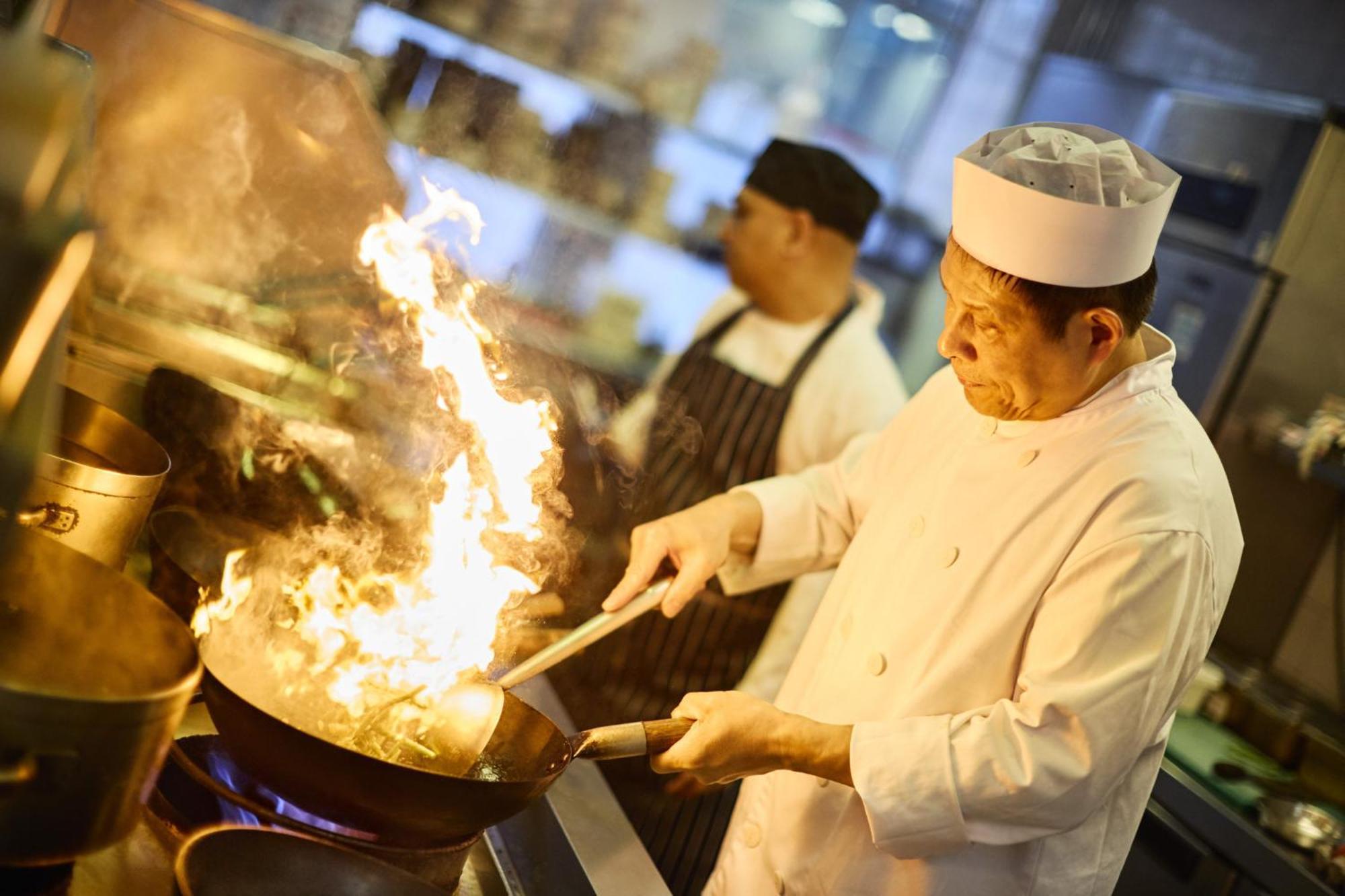 คราวน์ พลาซา ดูไบ มารีนา Hotel ภายนอก รูปภาพ A wok being used in a restaurant kitchen