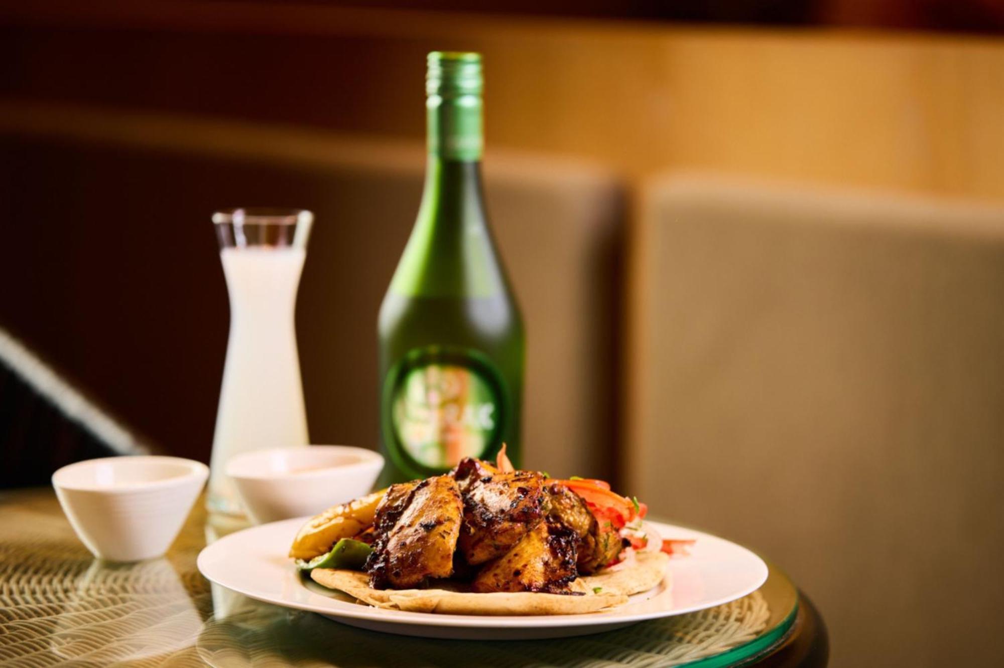 คราวน์ พลาซา ดูไบ มารีนา Hotel ภายนอก รูปภาพ A bottle of soju with food