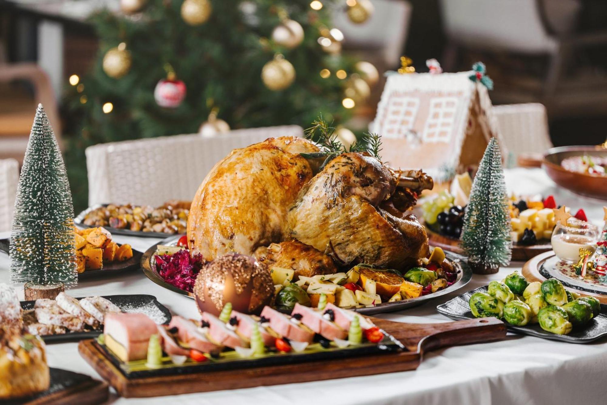 คราวน์ พลาซา ดูไบ มารีนา Hotel ภายนอก รูปภาพ A Christmas dinner with a turkey